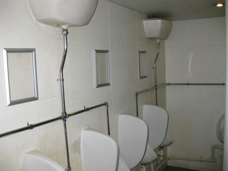 Die Urinale auf dem Herrenklo