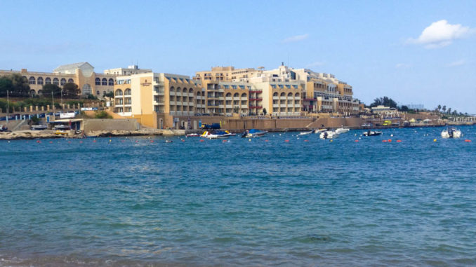 Der Privatstrand des Interconti Malta an der St. Georges Bay