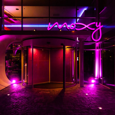 Der Eingang des Moxy Hotel Mailand bei Nacht