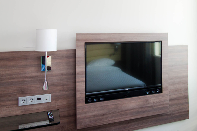 Der große 42-Zoll-Fernseher mit Apple TV in den Zimmern im Moxy Hotel Mailand