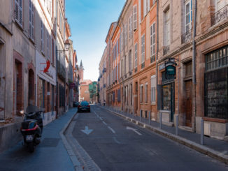 Rue Lakanal mit Turm des Hôtel de Bernuy im Hintergund