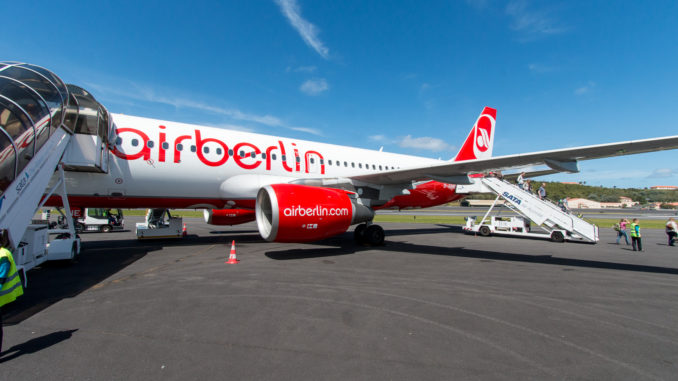 Airbus A320 (D-ABNE) der Air Berlin nach der Landung auf Terceira