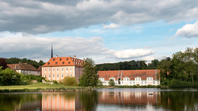 Blick über den Weiher auf das Lindner Hotel Schloss Reichmannsdorf