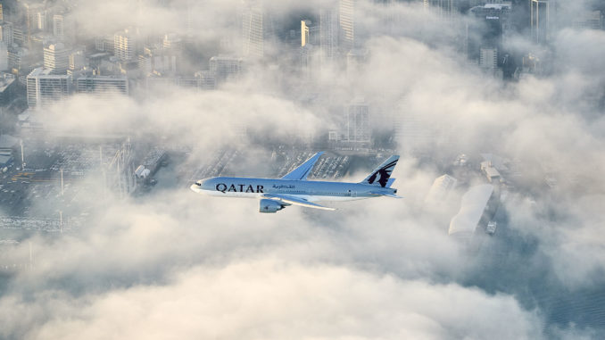 Boeing 777 der Qatar Airways über der Innenstadt von Auckland, Foto: Qatar Airways