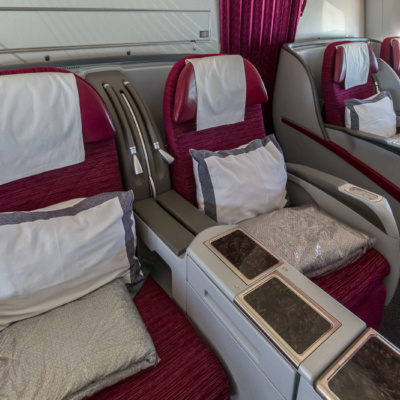 Business Class-Kabine der Boeing 777-200LR von Qatar Airways