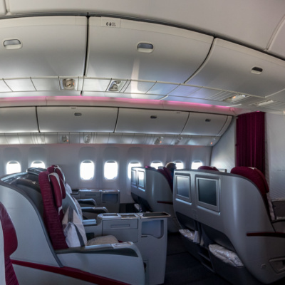 Business Class-Kabine der Boeing 777-200LR von Qatar Airways
