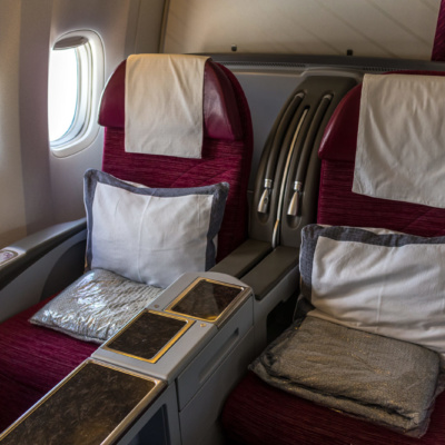Fenster-Reihe in der Qatar Airways Business Class an Board der Boeing 777-200LR