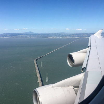 Wir überfliegen die San Mateo Bridge