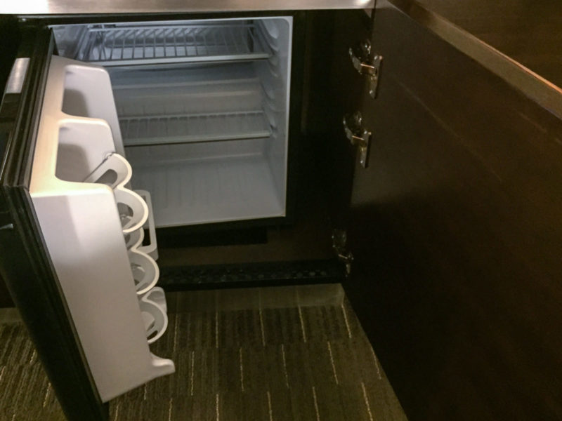 Die Mini-Bar: Kühlschranktüre links angeschlagen - die Schranktüre rechts :-/