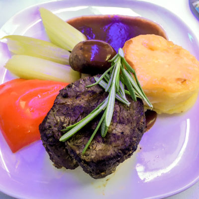 Filet Steak als Hauptgang in der Business Class der Air Astana auf dem Rückflug von Astana nach Frankfurt