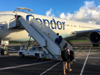 Die Boeing 767 (D-ABUB) der Condor steht am Flughafen Fort-de-France (FDF) auf Martinique zum Einsteigen bereit
