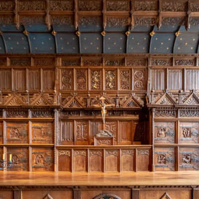 Bürgermeistertisch und Stirnwand im Friedenssaal des historischen Rathauses in Münster