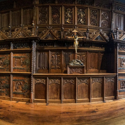 Bürgermeistertisch und Stirnwand im Friedenssaal des historischen Rathauses in Münster