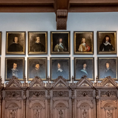 Ratsbank mit Portraits der Unterhändler des westfälischen Friedens im Friedenssaal des historischen Rathauses in Münster