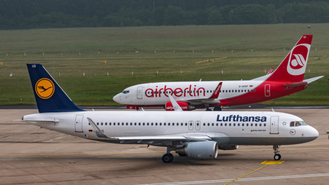 Lufthansa Airbus A320 und Airberlin Boeing 737 auf dem Flughafen Köln-Bonn (Symbolbild)