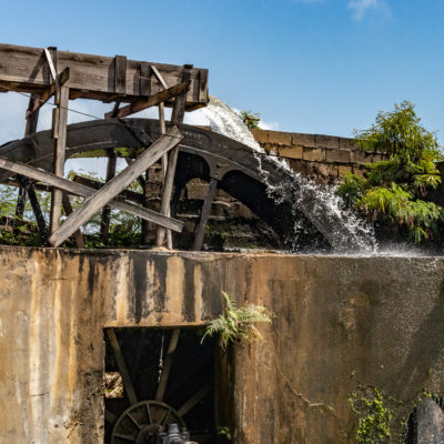 Die Zuckerrohrmühle, welches den Saft aus dem Zuckerrohr auspresst, wird in der River Antoine Rum Distillery auf Grenada mittles eines Wasserrades angetrieben