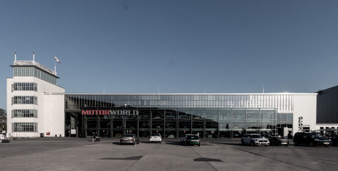 Der alte Flugzeug-Hangar des Flughafens Butzweiler Hof beherbergt nun die Motorworld mit der Michael-Schumacher-Private-Collection
