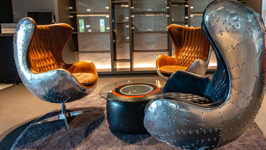 Die Sessel der Bibliothek des V8-Hotels Köln sind aus Aluminium genietet