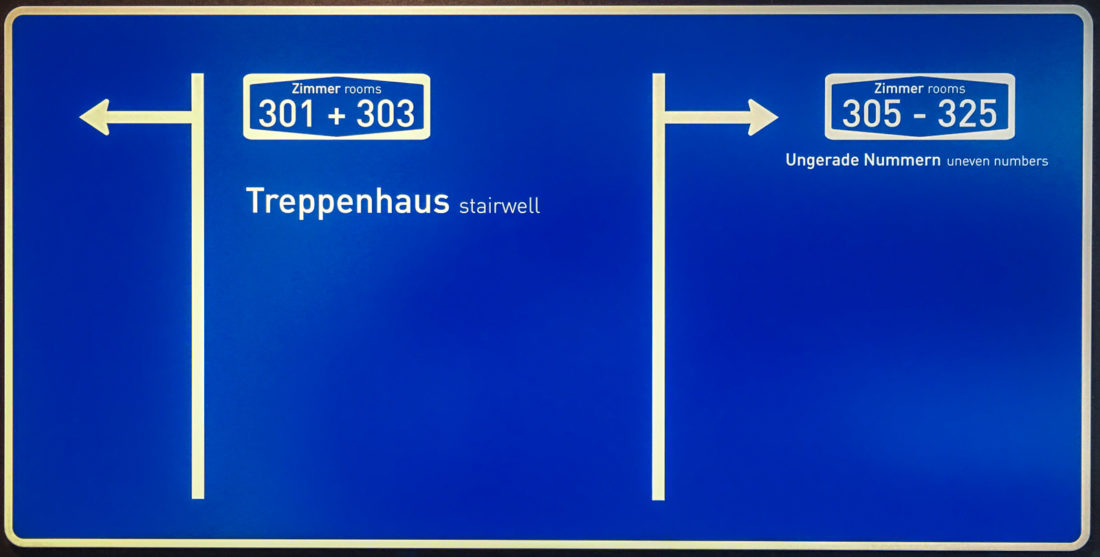 Die Wegweiser sind im V8-Hotel Köln als Autobahn-Schilder designt
