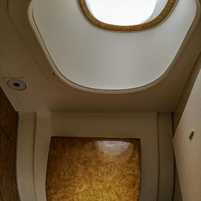 Flugzeugtoilette mit Fenster im Airbus A380 der Emirates
